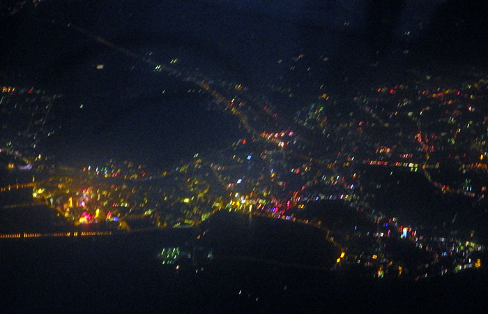 シェムリアップへの飛行機　夜景