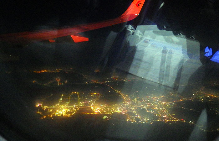 シェムリアップへの飛行機　夜景